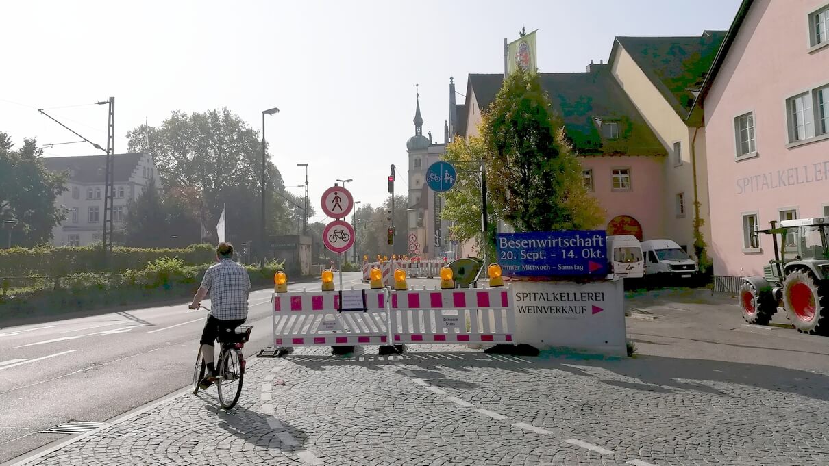 Konzilstraße, Baustelle, Verkehrsschilder, Brückengasse, Radfahrer, Spitalkellerei, Theater, Inselhotel 01. Oktober 2023 © Harald Borges