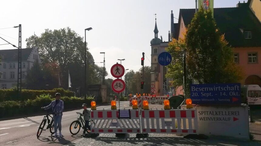 Konzilstraße, Baustelle, Verkehrsschilder, Brückengasse, Radfahrer, Spitalkellerei, Theater, Inselhotel 01. Oktober 2023 © Harald Borges