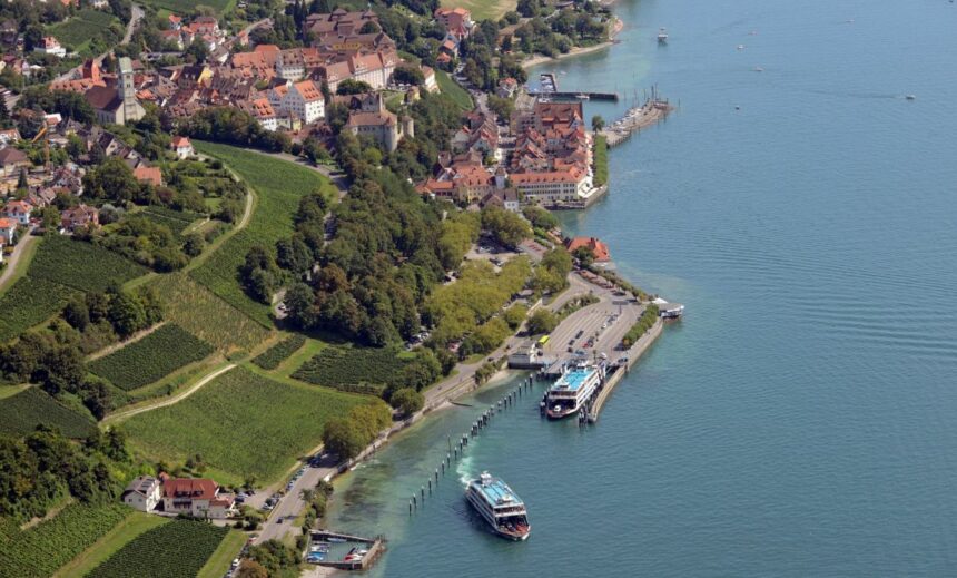 Im Fährehafen Meersburg wird die seeseitige Mole erneuert. Foto: Stadtwerke Konstanz