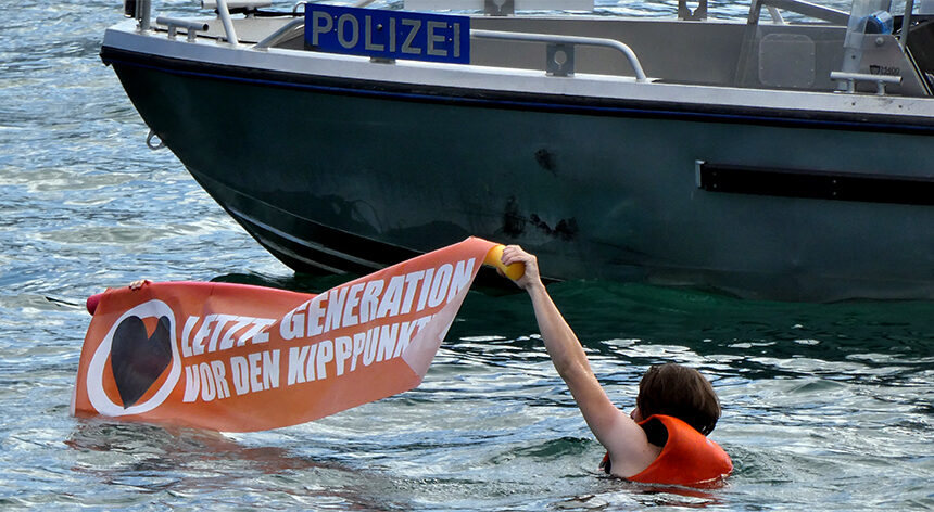 Mit Schwimmweste und Surfbrett