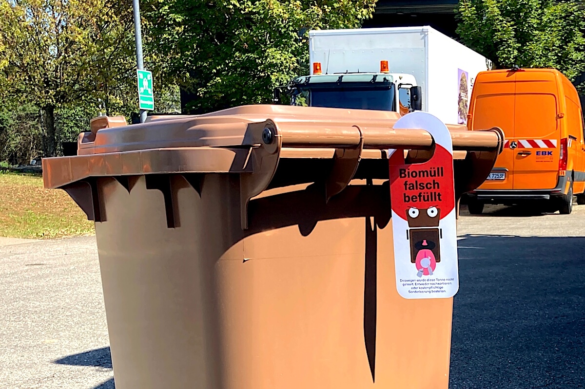 Biotonne mit Roter Karte. Bild: Entsorgungsbetriebe Konstanz.