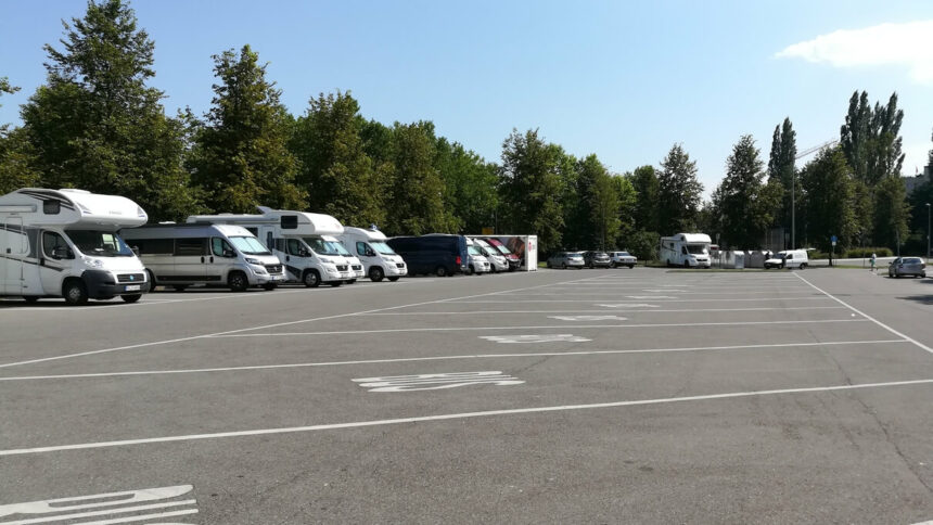 Döbele-Parkplatz, Campingbusse am 21.7.2020 (c) Harald Borges