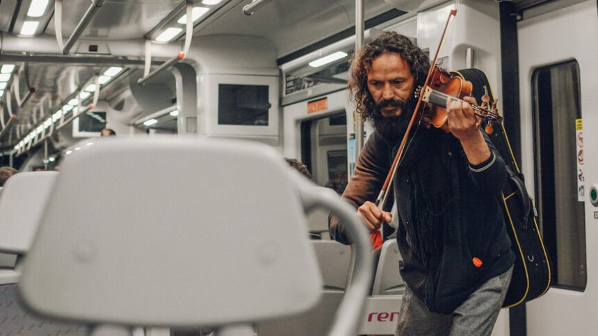 Straßenmusiker mit Geige in einem Zug © Huy Phan via Pexels