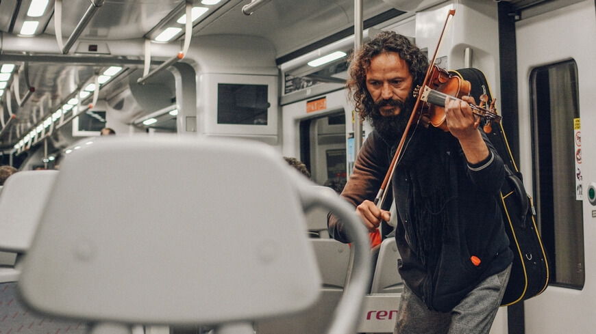 Straßenmusiker mit Geige in einem Zug © Huy Phan via Pexels