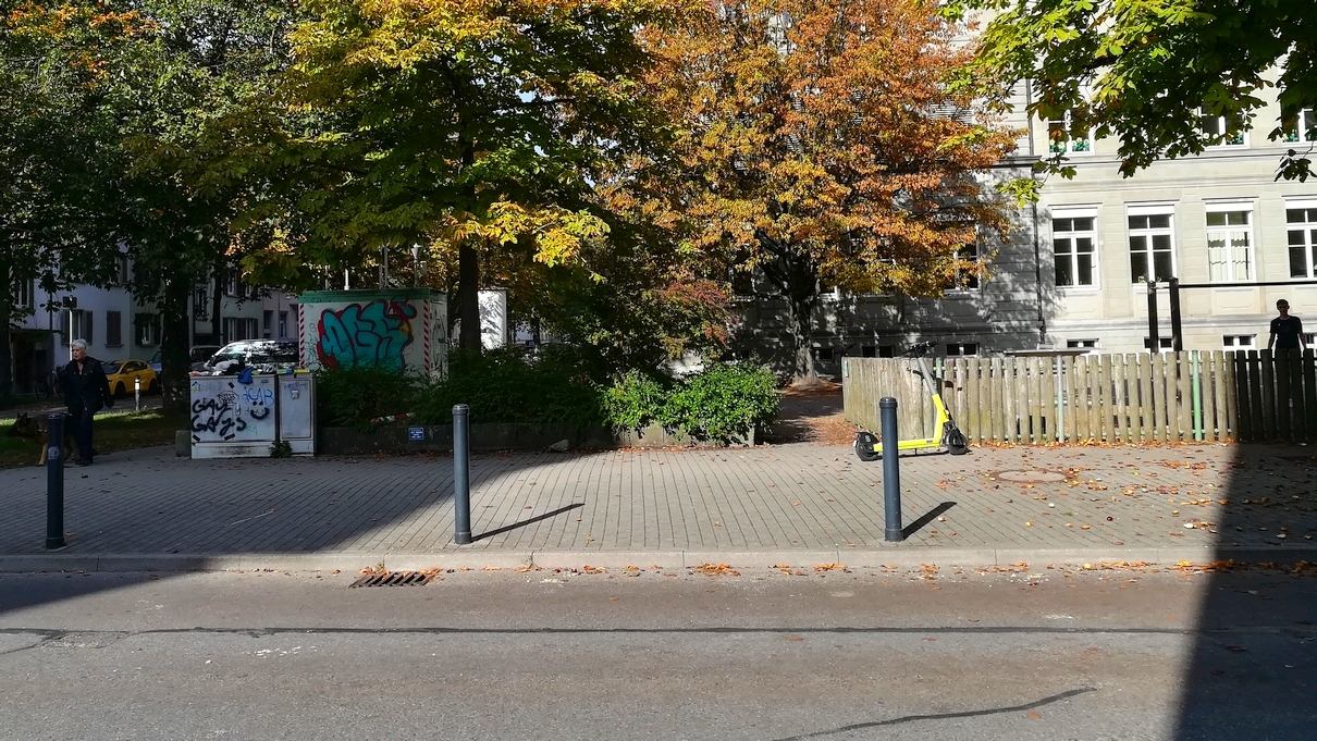 Wallgutstraße / Ecke Zasiusstraße im Paradies, Platz für ein Fahrradhäuschen neben der Klimamessstelle 2023-10-07 © Harald Borges