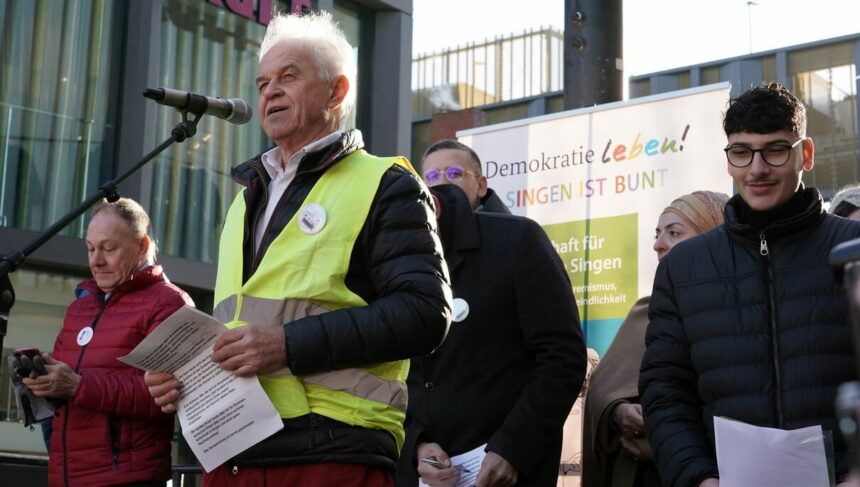 Bernhard Grunewald vom Verein InSI. Im Hintergrund links Hans-Peter Storz, rechts Giuseppe Femia und verdeckt Feride Funda G.-Gençaslan. © UP