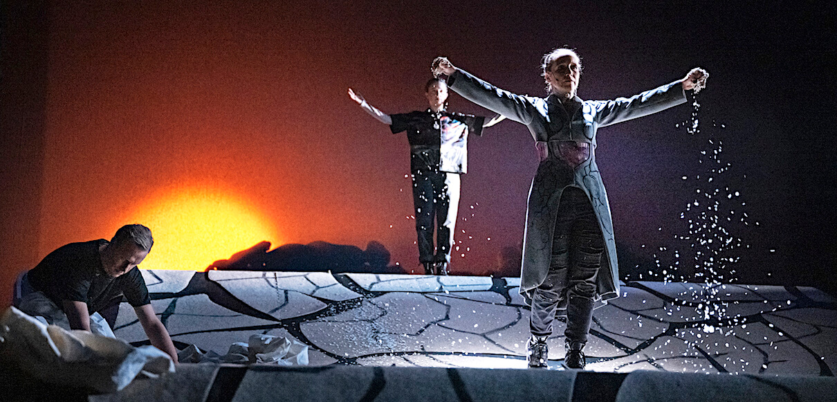 Spielszene aus dem Stück Antigone. Bild: Ilja Mess