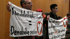 Protesttransparente Letzte Generation SPD-Veranstaltung 6.2.2024 ©Pit Wuhrer