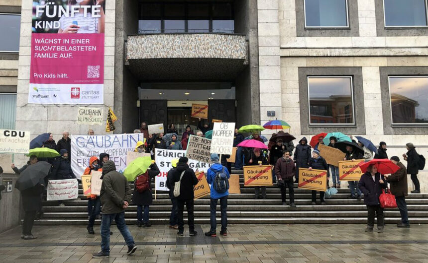 Gäubahn-ProtestVor Stuttgarter Rathaus 24 02 22 © Gäubahn Bündnis
